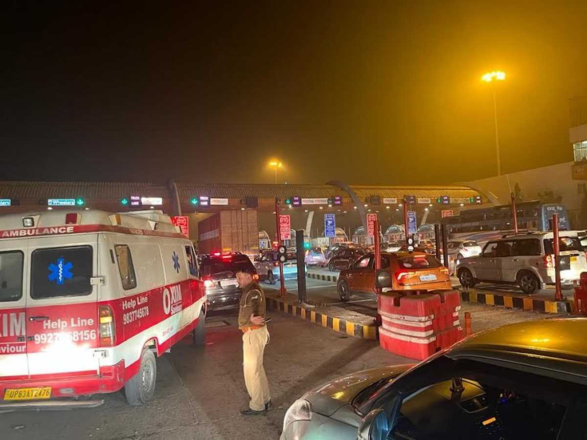 शादियों का सीजन व वीकएंड की वजह से यमुना एक्सप्रेस वे पर लगा जाम शादियों का सीजन व वीकएंड की वजह से यमुना एक्सप्रेस वे पर लगा जाम